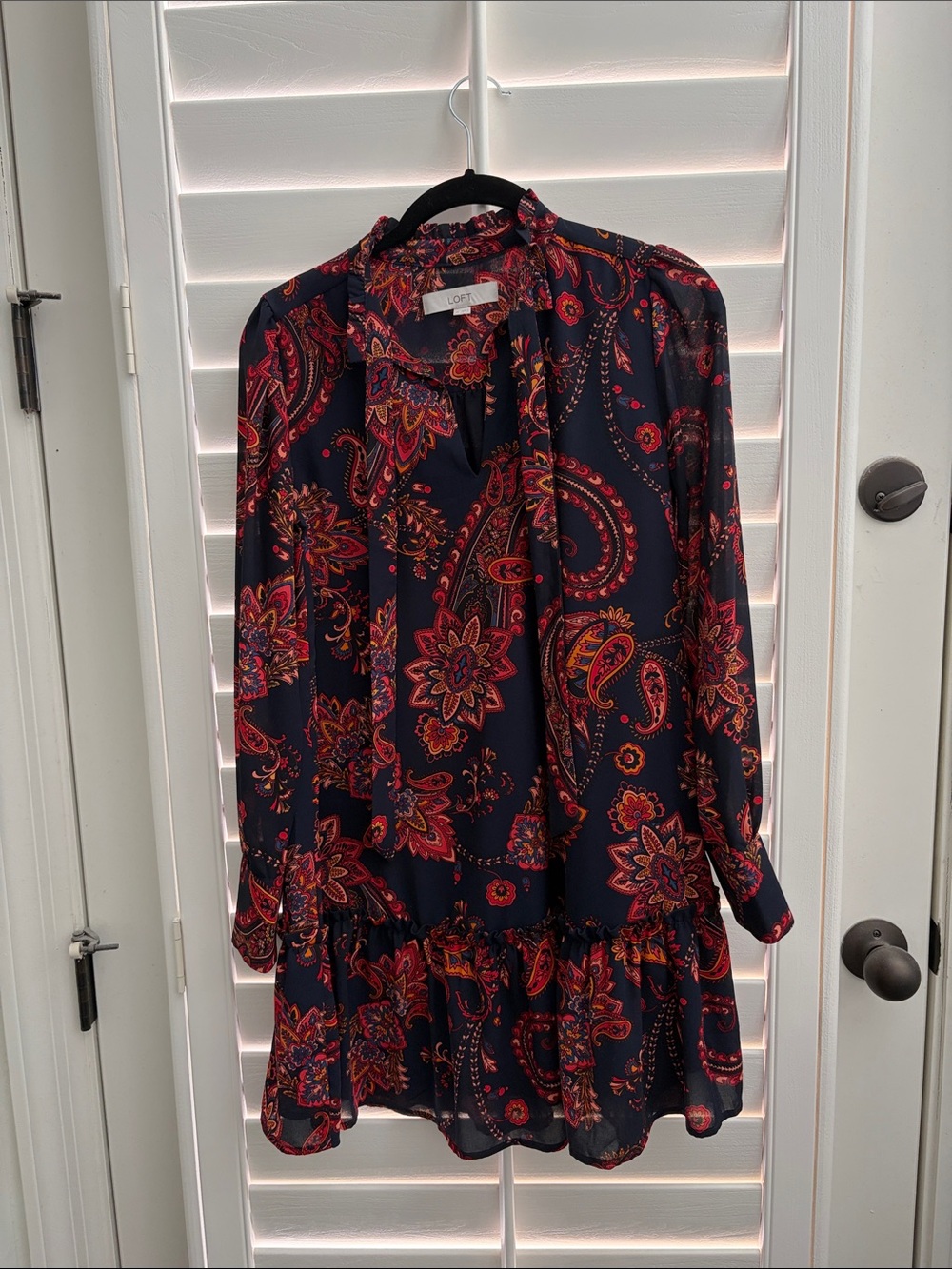 LOFT Size XS Navy Paisley Tie-Neck Long Sleeve Mini Dress with Red Accents